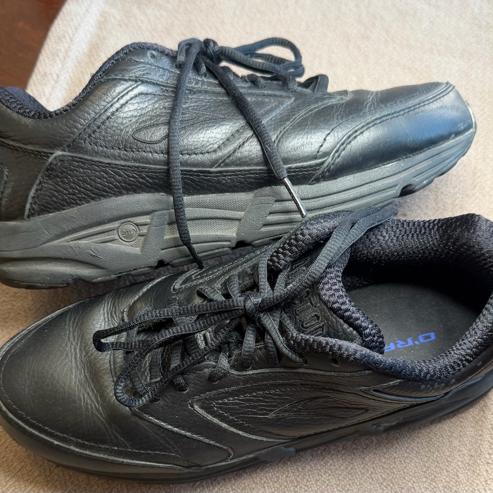Brooks Women’s 9 Black Leather